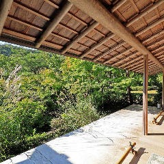 季節の風景を楽しめる8千坪の大庭園
