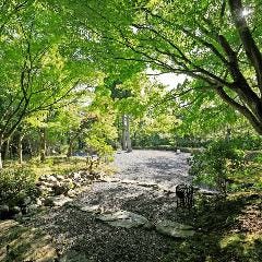 季節の風景を楽しめる8千坪の大庭園
