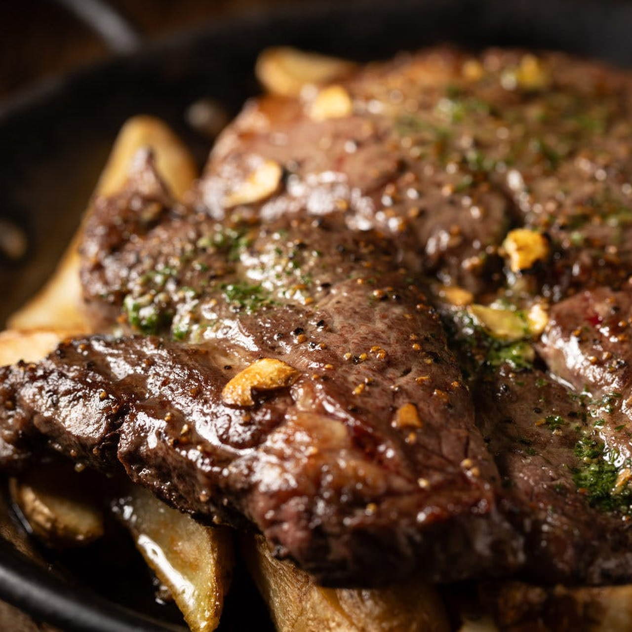 厳選A5ランク牛のステーキは、肉の旨みがしっかりと味わえます