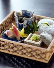 四季の食材を正統派和食に仕立て上げた夜の特別懐石コース「凜」11000円