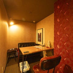 時間無制限飲み放題 〜大人の肉バルFortesole~_2〜4名様用の片側ソファー席の完全個室