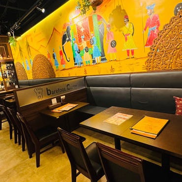 ベアフットカリー_【テーブル&ソファー席】2名テーブル×4卓&4〜5名テーブル×9卓