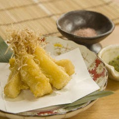 新筍の天ぷら　桜塩とふき味噌添え