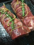 ローストビーフは上質な牛もも肉をスパイスとハーブで仕込み、程よく熟成させてからオーブンへ