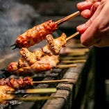 素材にこだわり炭火で焼く焼き鳥。三代続く歴史を御堪能下さい