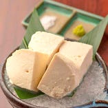 お豆腐にもこだわっています。「ミヤギシロメ」という大豆の甘みを最大限に生かした笑顔になっちゃうお豆腐「スマイル豆腐の冷奴」