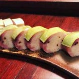 大阪発祥のバッテラ寿司を地元の金華さばを使って再現しました。
