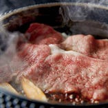 牛骨と牛筋を長時間煮出して抽出する濃厚割下ですき焼きを