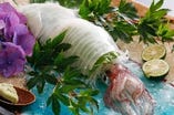 スィスィ泳ぎイカの姿造りは、夏の香住の三七十館★名物料理