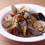 “スパゲッティーニ” 
3種の貝とキノコの旨みドライトマトのアクセント