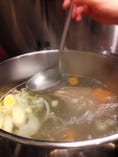 福園の黄金スープはできるまでに４時間煮込みます。惜しげも無く使うたっぷりの鶏ガラは朝捌いたばかりの新鮮もの。じっくりと、時間をかけて作るスープは繊細な旨みが詰まった一品です。