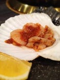 大振りな帆立貝も刺身で食べれる新鮮なもの。旨みが凝縮された海鮮ものをどうぞ。