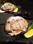 三重県は伊勢的矢湾産の大振りな岩牡蠣。福園特製のコチュジャン醤油をつけて、刺身でどうぞ。