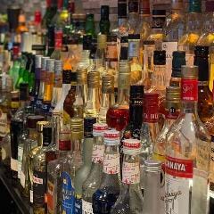 世界のお酒がカウンターに並んでいます！
