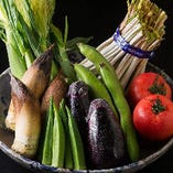 市場の新鮮野菜
野菜も料理人が、目で見て確かなものを仕入れ