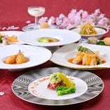 旬の食材を使い色彩鮮やかに仕上げたディナーコース『Sui』