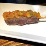 牛カルビ串 ～4種の野菜の自家製サルサソース～