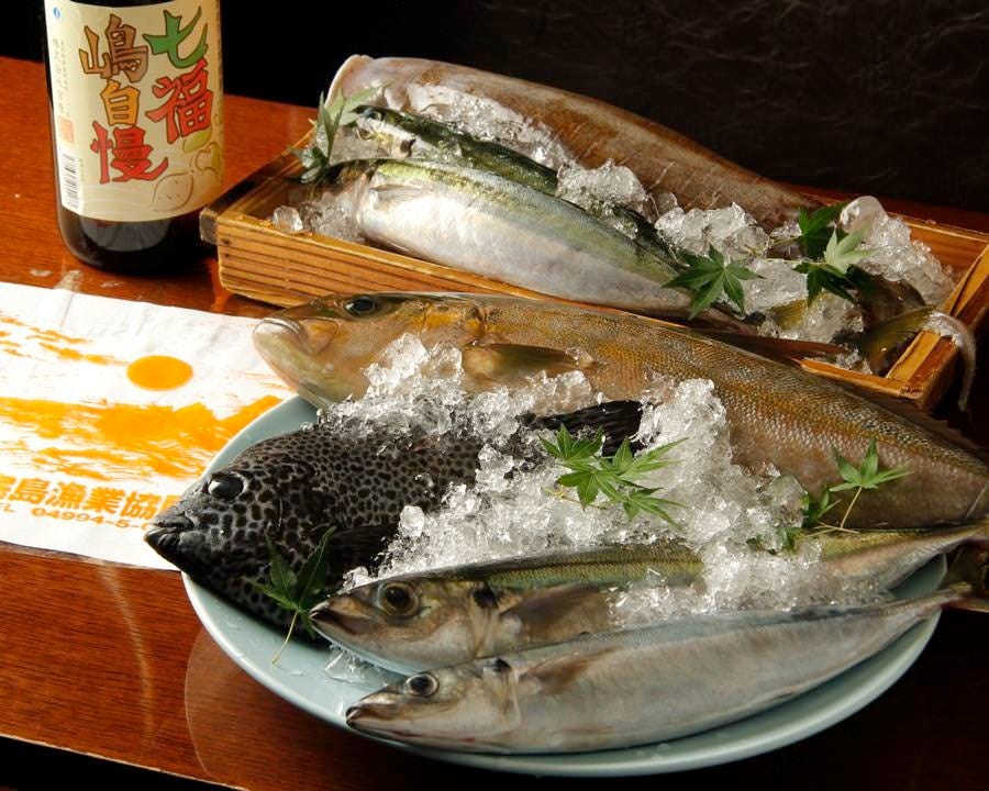 毎日空輸で運ばれる伊豆諸島からの朝捕れ鮮魚