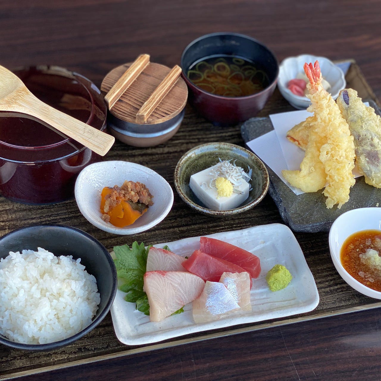 人気のお刺身や天ぷらなど全7品を堪能「お刺身と天ぷら御膳」