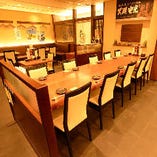 和モダンでゆったり落ち着けるテーブル席は、4〜50名様でご利用可能。ご友人や知人とのお食事や会社宴会などの大人数宴会もOK