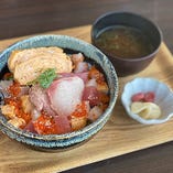 鮮度抜群の魚介を日替わりで楽しめる「海鮮ちらし丼定食」