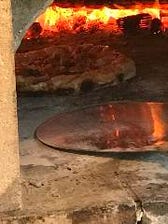 石窯で焼くピザ