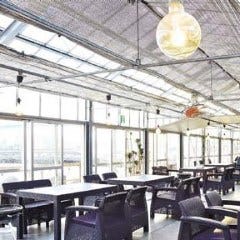 眺めの良い屋内テラス席で雨の日も安心