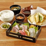 唐揚げ、天ぷら、刺身など選べる定食充実！ランチにも◎