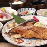 ランチ：本日のうおかみ膳　自慢の鮮魚を盛り込んだ満足感たっぷりのランチもご期待ください