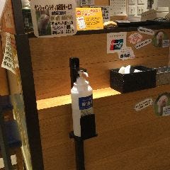 出入口、店内各所にアルコール除菌液を完備しています。