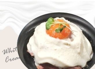 キッチン モアナイナ メニュー 白いローストビーフ丼 和風クリームソース ぐるなび