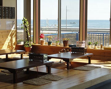 窓から海が見える「浜茶屋 協栄」の内観