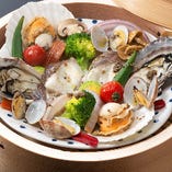 名物「彩り野菜と魚介のアクアパッツァ」は必食の一皿