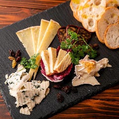 フレッシュチーズ・セミハードチーズ・ハードチーズ・ホワイトチーズ・ブルーチーズ・ウォッシュチーズなど