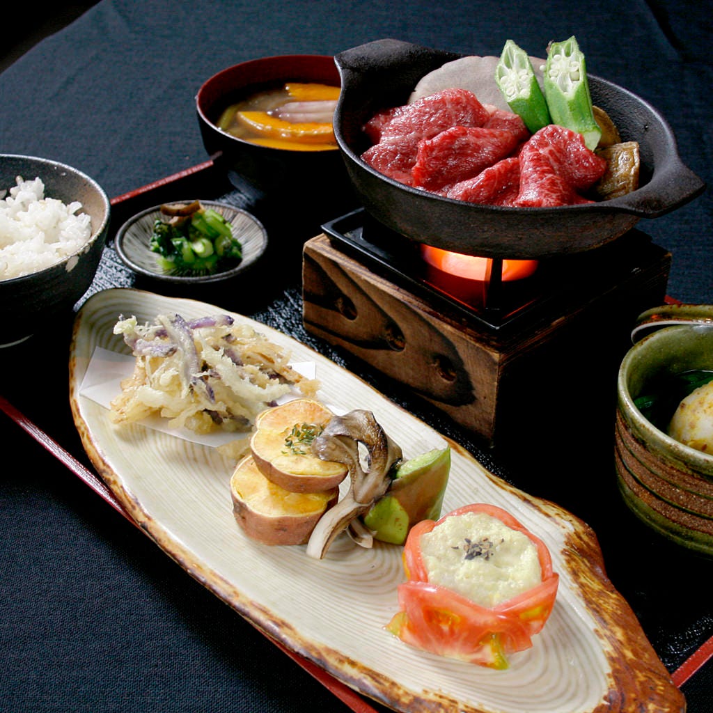 鉄板焼きやかき揚げなどの料理がセットの花殿 kaden 梅田茶屋町の近江牛の鉄板焼き御膳
