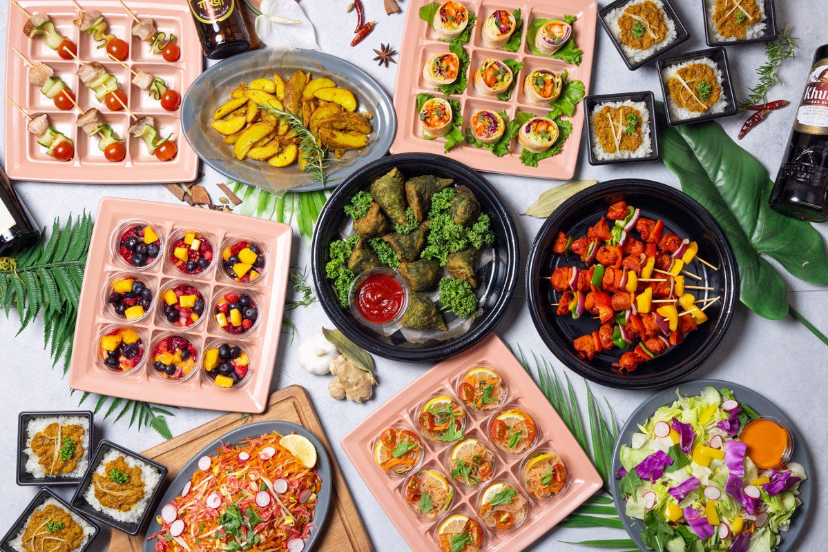 色鮮やかなケータリング料理が並ぶ様子