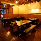 落ち着いた空間で本格九州博多料理をゆっくり楽しめるテーブル席