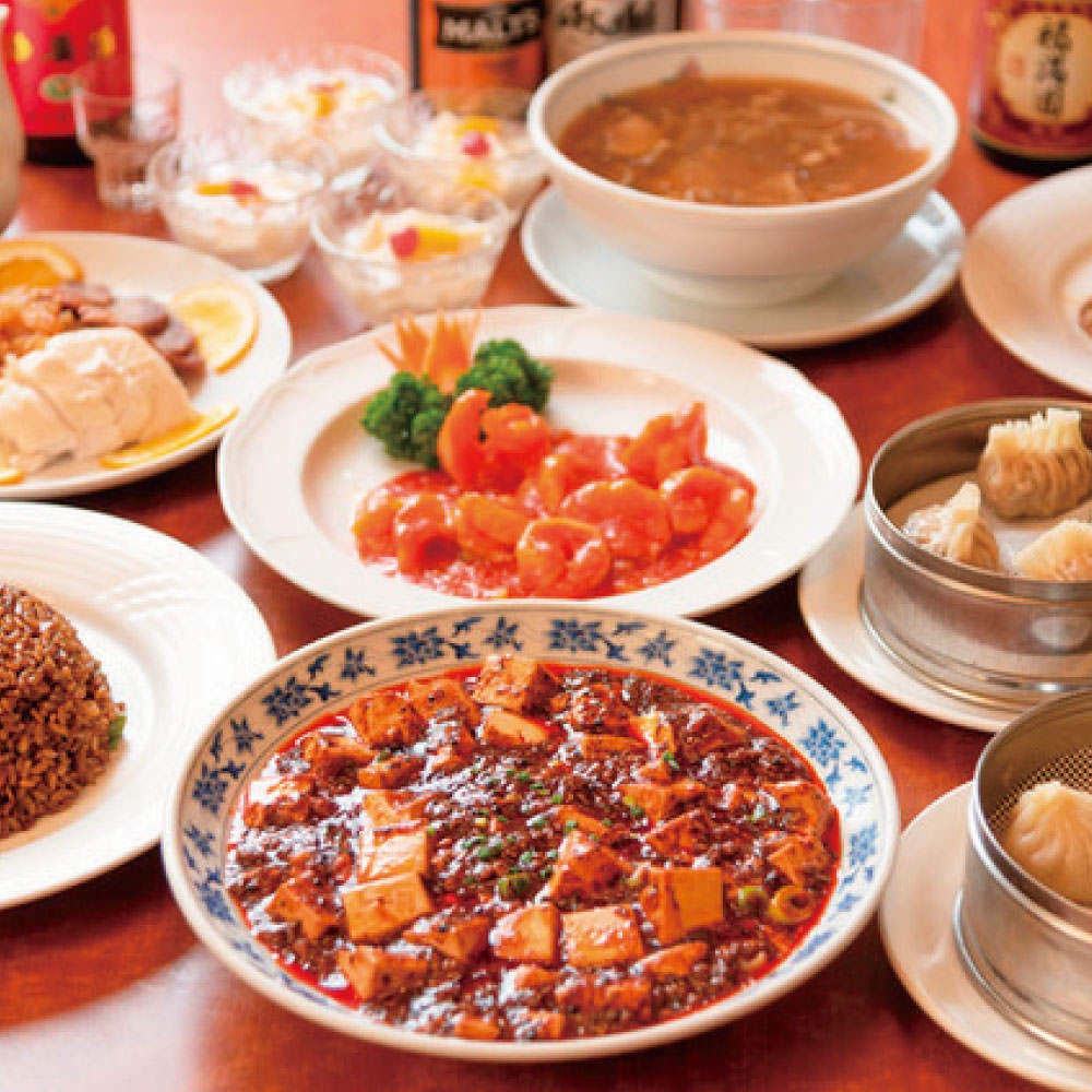 麻婆豆腐やエビチリと杏仁豆腐などの中華料理が並べられた様子