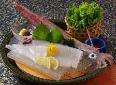 【いけす鶴八名物】 いか活造り　