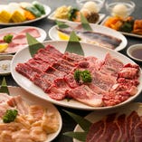 牛肉や豚肉、ホルモン、海鮮に焼野菜まで、バランスよく盛り込んでいます