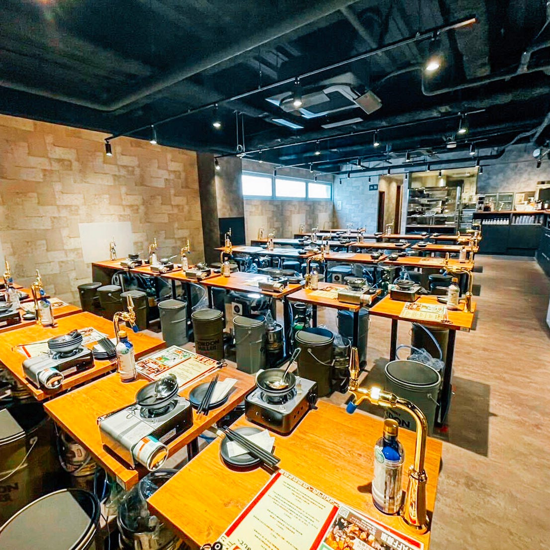 テーブルに卓上サーバーが設置されたおすすめ屋 難波店の店内