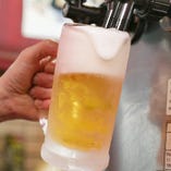 生ビールはサーバーで注ぐから、ふんわりとした泡とまろやかな味が楽しめます。