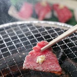 「和牛炙りにぎり」は七輪でお好みの焼き加減に炙ってからお召し上がりいただきます。