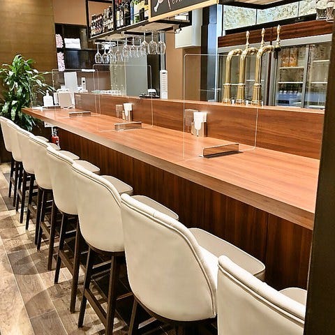 カウンター席に並ぶ白い椅子