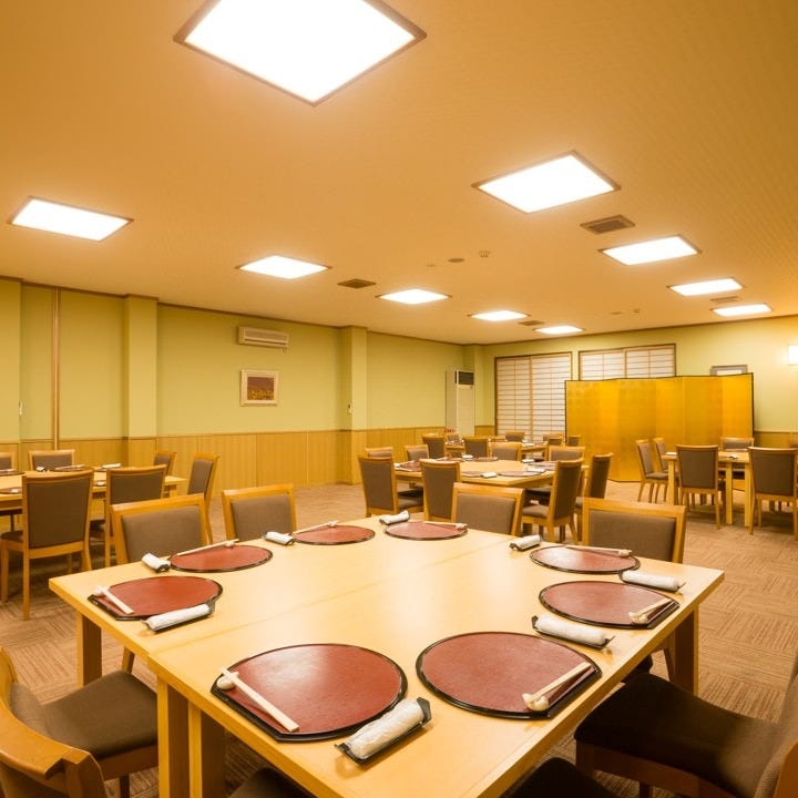 純和風テイストのテーブル席が並んでいる藤作 別館の店内