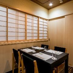 接待や会食に最適な4名様用のテーブル席完全個室を2部屋ご用意