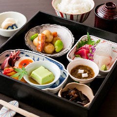 松花堂弁当(雪)は大満足の内容で、1650円(税込)とお得