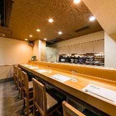 料理人の技が見られるカウンターは玄人に人気