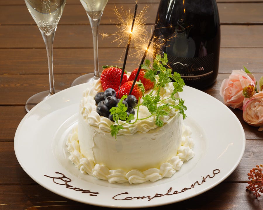 お誕生日や記念日にメッセージを添えたケーキのご用意も承ります
