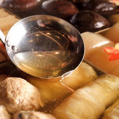 北海道・羅臼産の昆布を効かせた、継ぎ足しのおでん出汁が好評